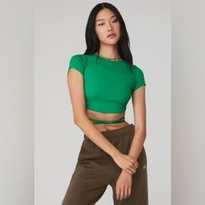 ALO Yoga Ribbed Manifest Short Sleeve
Color: Green Emerald size L